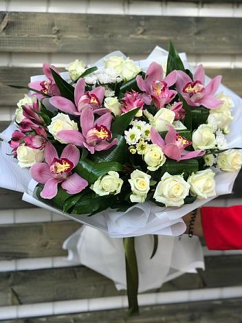 Букет цветов из: Розы и Хризантемы в Марфино