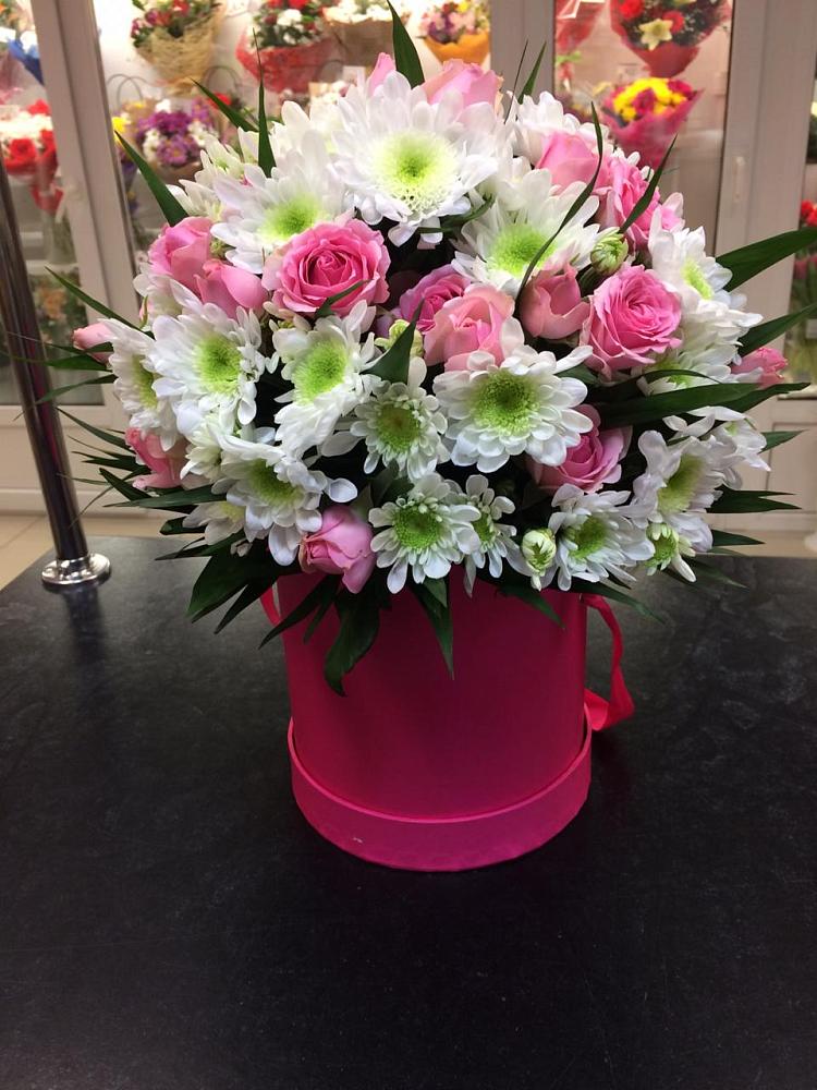 Цветочная композиция из Розы и Хризантемы в шляпной коробке в Марфино