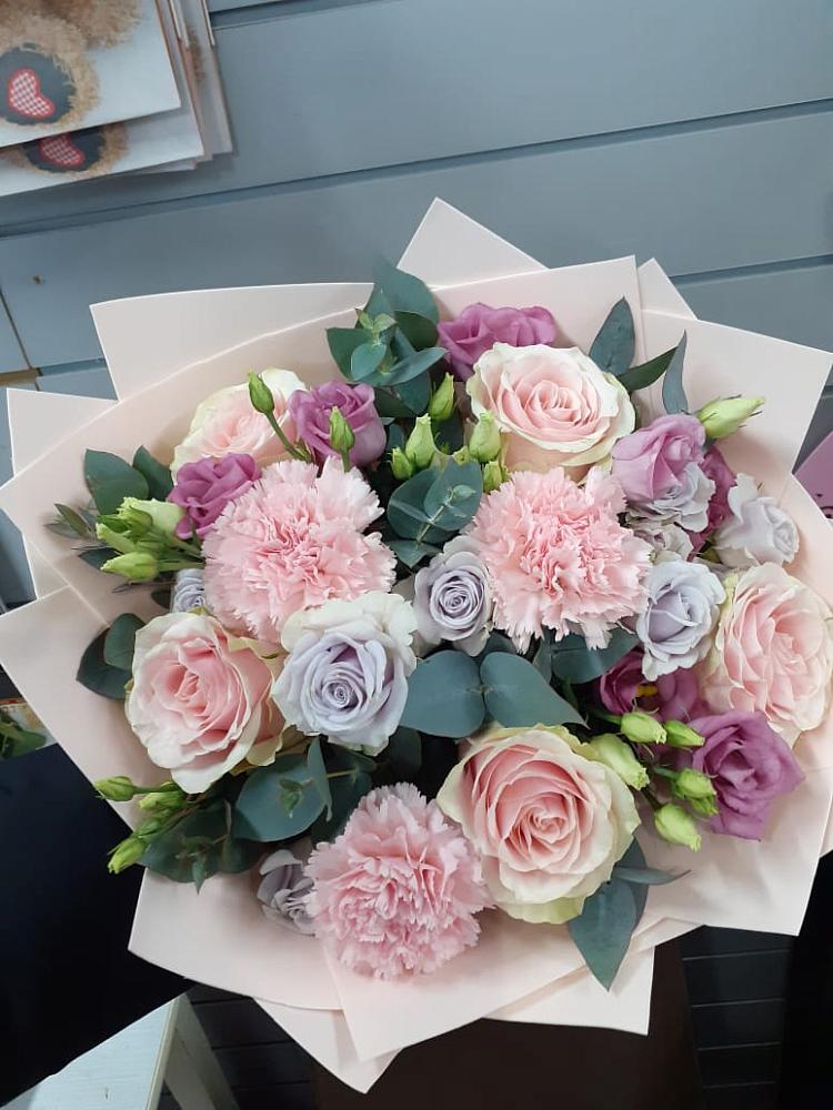 Букет цветов из: Розы, Гвоздики и Лизиантусы в Марфино