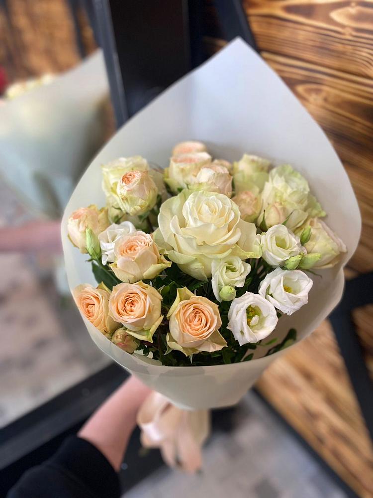 Букет цветов из: Розы и Лизиантусы в Марфино